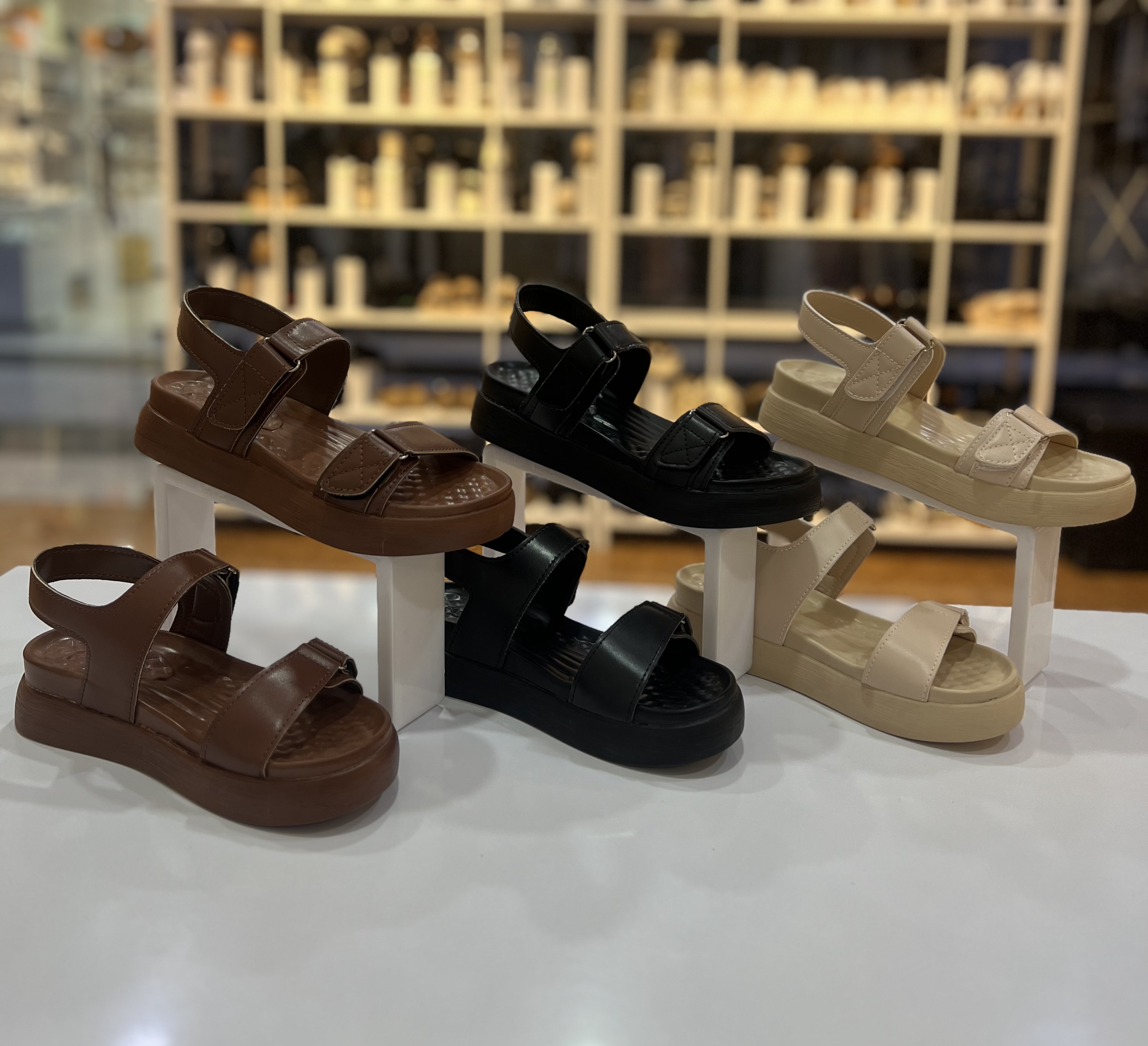 صندل  زنانه دو رکاب چسبی رویه چرم کفی طبی